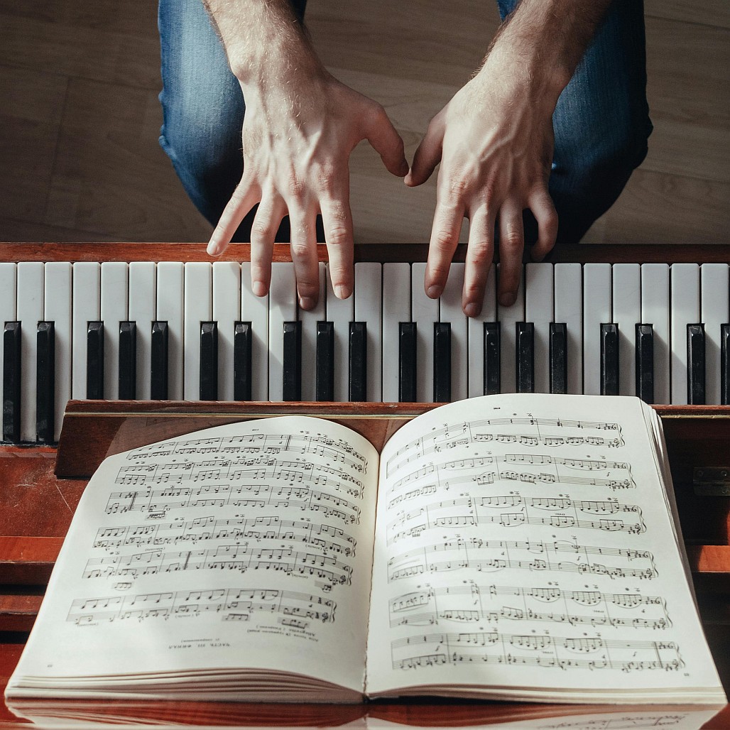 Klavier mit Notenblättern